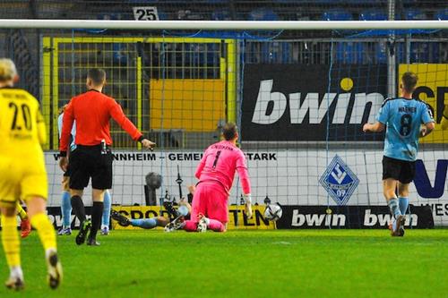 (Foto: PIX/M.Ruffler) Der Anfang vom Ende für den Waldhof, der Dortmunder Ausgleich 170122 81120 Copy