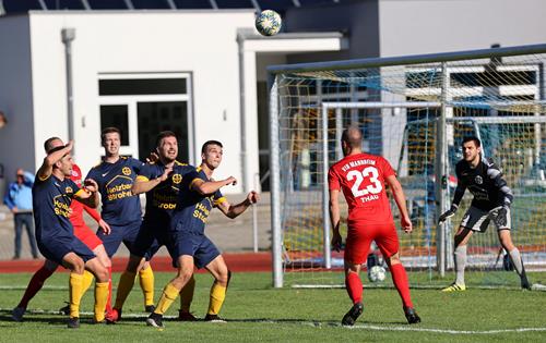(Foto: Ed. Nohe) Der VfR Mannheim fand gegen Mühlhausens Abwehr kein Mittel 201003 Mühlhausen 3 Copy