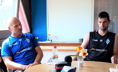 (Foto: Spowo) Bernhard Trares, links, und Markus Scholz - entspannt, vor dem Spiel gegen Meppen 20190725 120331 2 Copy