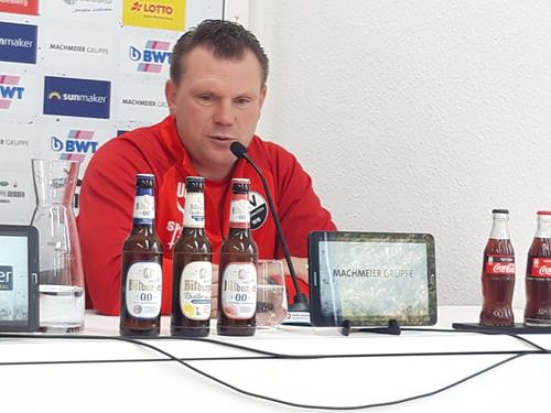 (Foto: Spowo) SVS-Trainer Uwe Koschinat vor dem Spiel gegen Jahn Regensburg. 20191017 133543 Copy