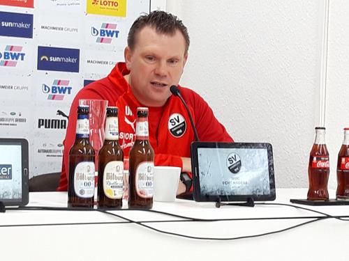 (Foto: Spowo) Erhofft sich am Samstag 3 Punkte - SVS-Trainer Uwe Koschinat 20191107 133247 Copy