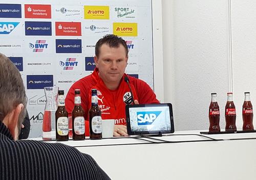(Foto: Spowo) SVS-Trainer Uwe Koschinat erwartet mit seinem Team den HSV. 20191212 134650 Copy