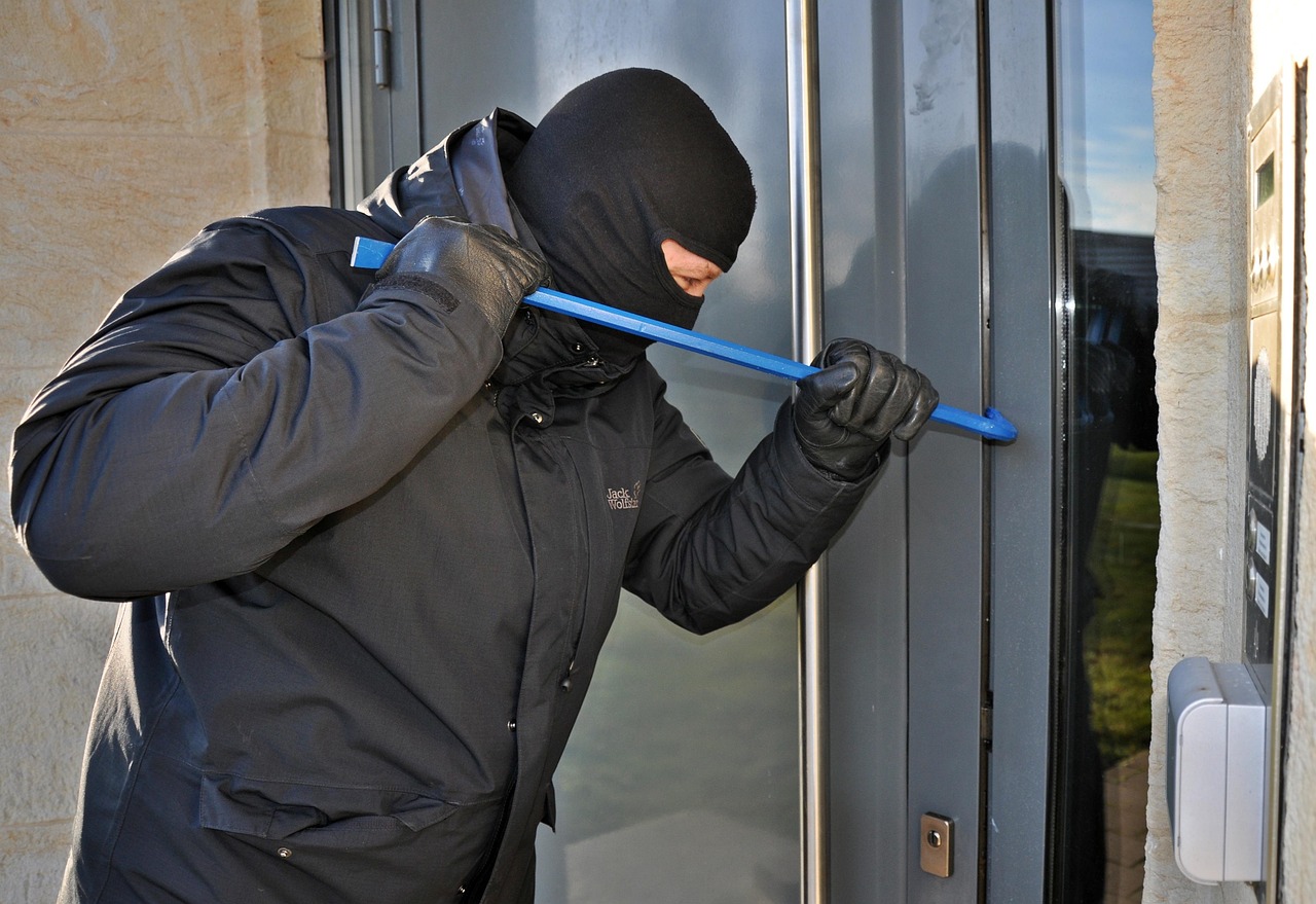 Eggenstein-Leopoldshafen: Einbrecher stehlen Wandtresor aus Einfamilienhaus – Kriminalpolizei sucht Zeugen