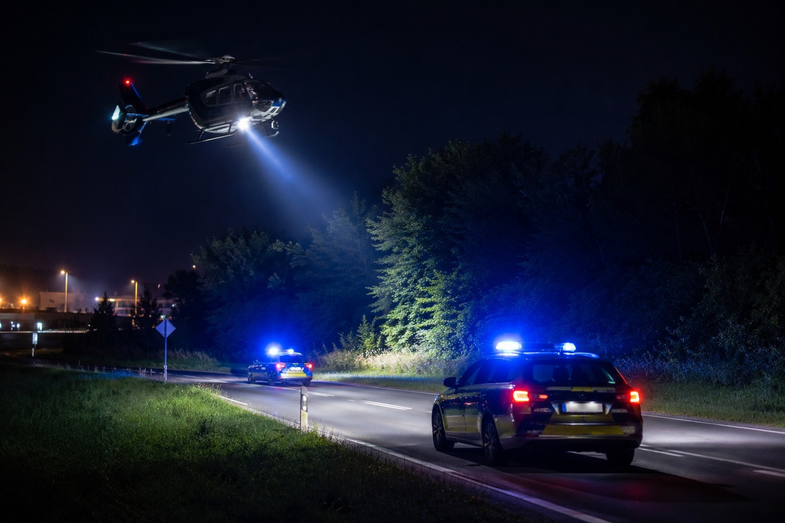 Brühl: Polizei fahndet nach Diebstahl mit Hubschrauber nach zwei dunkel gekleideten Männern