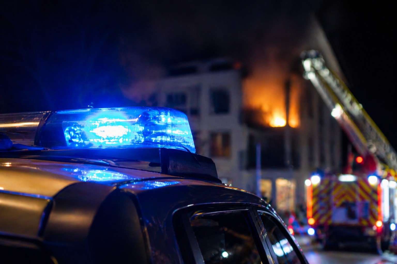 Jockgrim: Wohnungsbrand in Mehrparteienhaus – Fünf Bewohner mit Rauchgasvergiftung im Krankenhaus