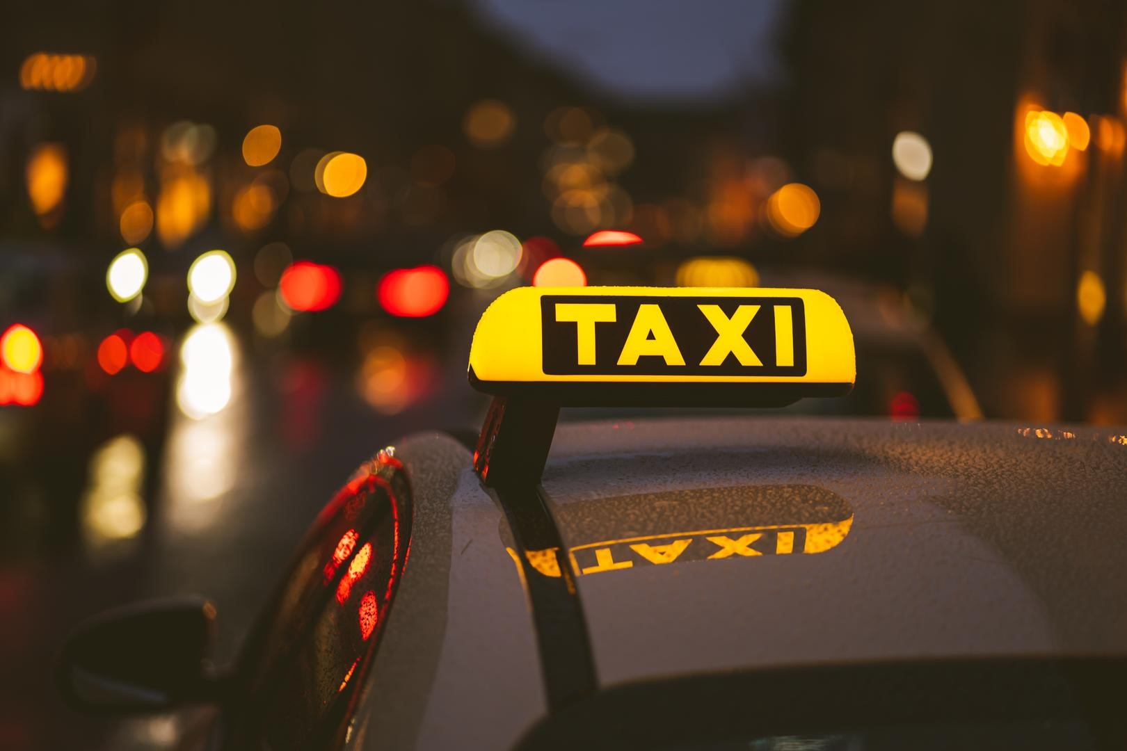 AdobeStock nachttaxi