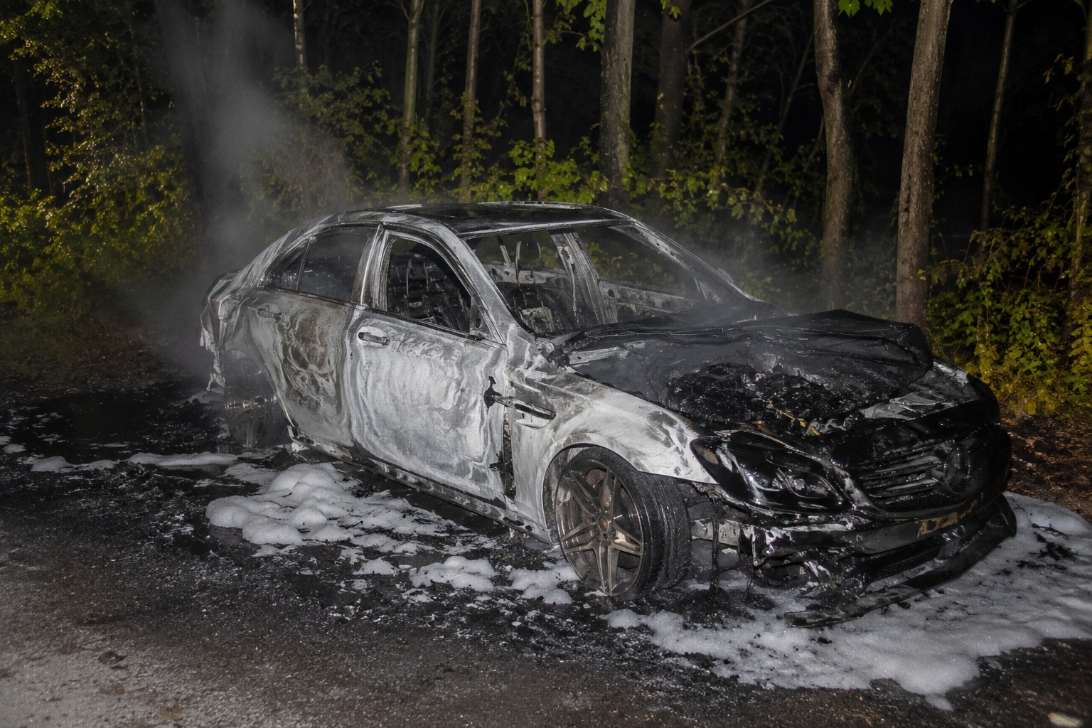 Mannheim: Autokauf endet in Gewalt – Mercedes AMG geraubt, Fluchtwagen brennt nach Verfolgungsfahrt aus