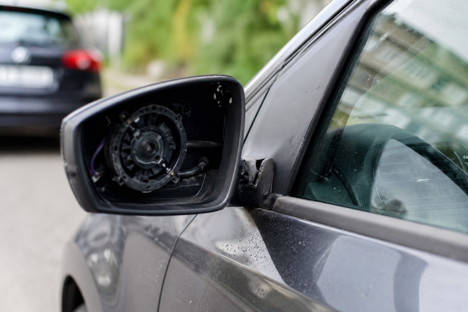 MANNHEIM-INNENSTADT: Unbekannte brechen Außenspiegel an mehreren Autos ab