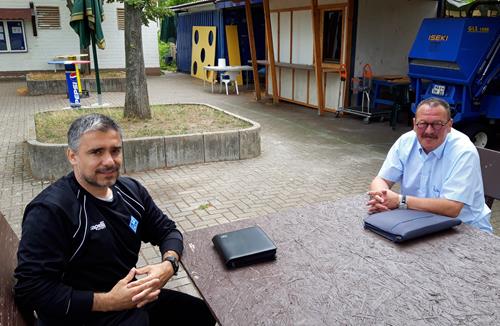 (Foto: Spowo) Oscar Corrochana, links, neuer U23-Trainer und Horst Seyfferle 20200705 122004 Copy