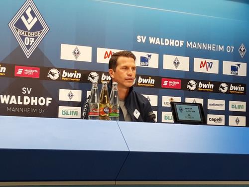 (Foto: Spowo) SVW-Trainer Patrick Glöckner vor dem Spiel gegen Viktoria Köln 20200919 123610 Copy