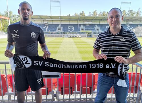 (Foto: SVS) Neuzugang Daniel Keita-Ruel, links, mit SVS-Sportchef Mikayil Kabaca 2020 07 31 Keita Ruel wechselt nach Sandhausen Copy