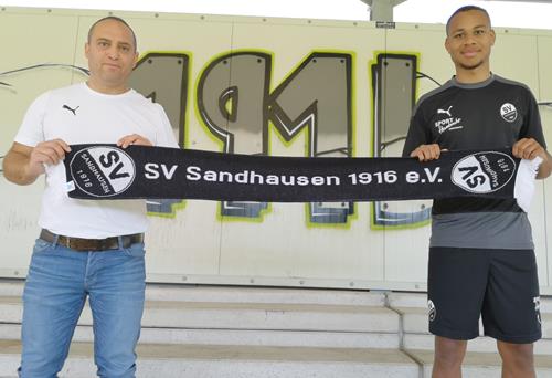 (Foto: SVS) Neuzugang Nikolas Nartey, rechts, mit SVS-Sportchef Mikayil Kabaca 2020 07 31 Nikolas Nartey wechselt nach Sandhausen 1 Copy