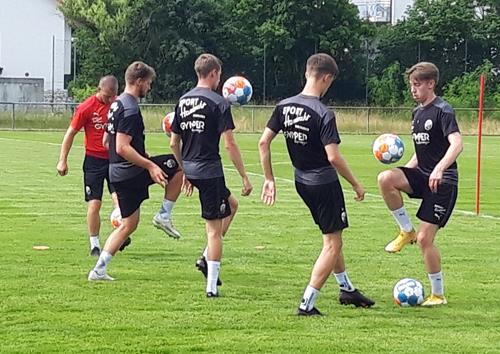 (Foto: SpoWo) Vor allem Arbeit mit dem Ball war beim Auftakt angesagt 20210619 162731 Copy