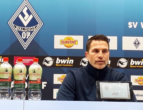 (Foto: SpoWo) Waldhof-Trainer Patrick Glöckner: Mannschaft freut sich auf das Derby 20220124 163850 Copy
