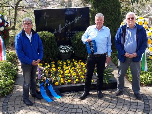 Foto: SpoWo) Ehrenmitglieder des SV Waldhof an Sepp Herbergers Grab 20220328 133951 Copy
