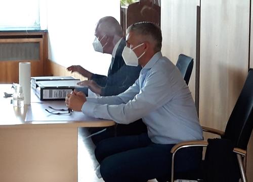 (Foto: SpoWo) Jochen Kientz und sein Rechtsanwalt Christoph Schickhardt 20220427 114345 Copy