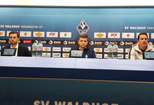 (Foto: SVW) Tim Schork, links, verkündet das Ende der Zusammenarbeit mit Patrick Glöckner 20220504 134253 Copy