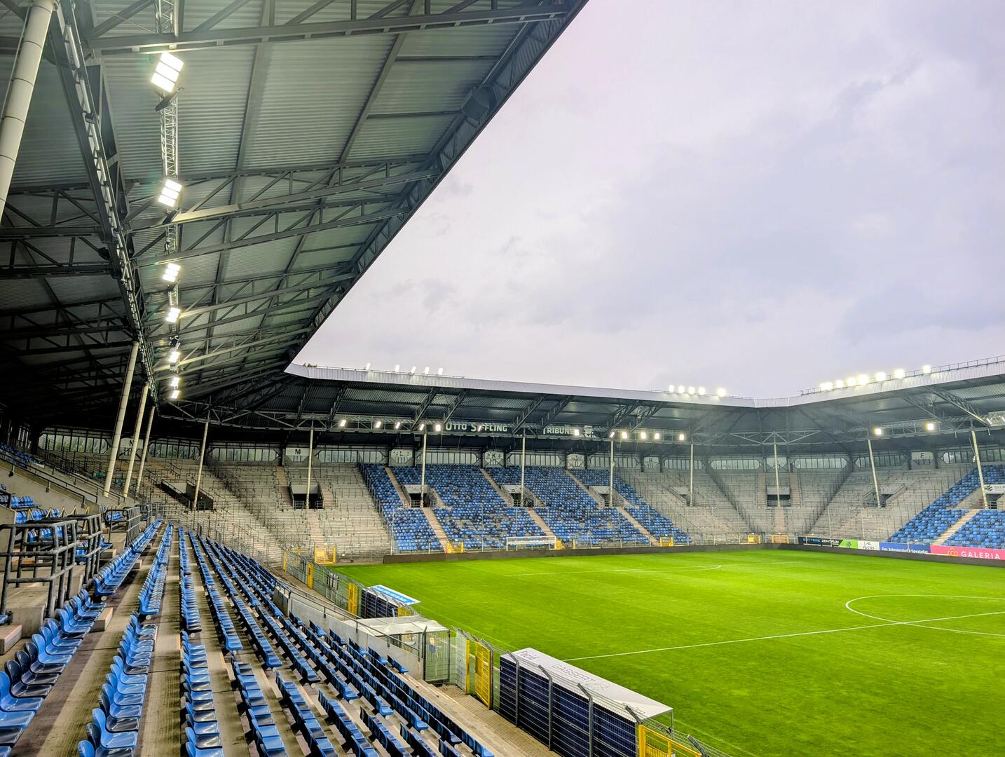 Carl-Benz-Stadion erstrahlt im neuen Licht: