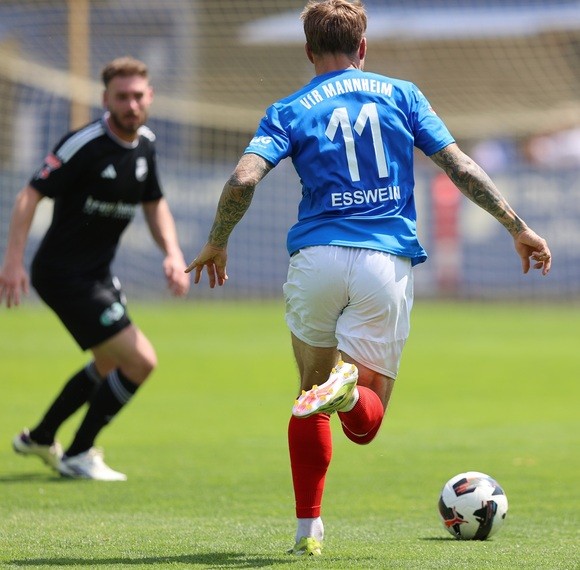 Doppelschlag in den Schlussminuten VfR Mannheim und TSV Essingen teilen sich die Punkte