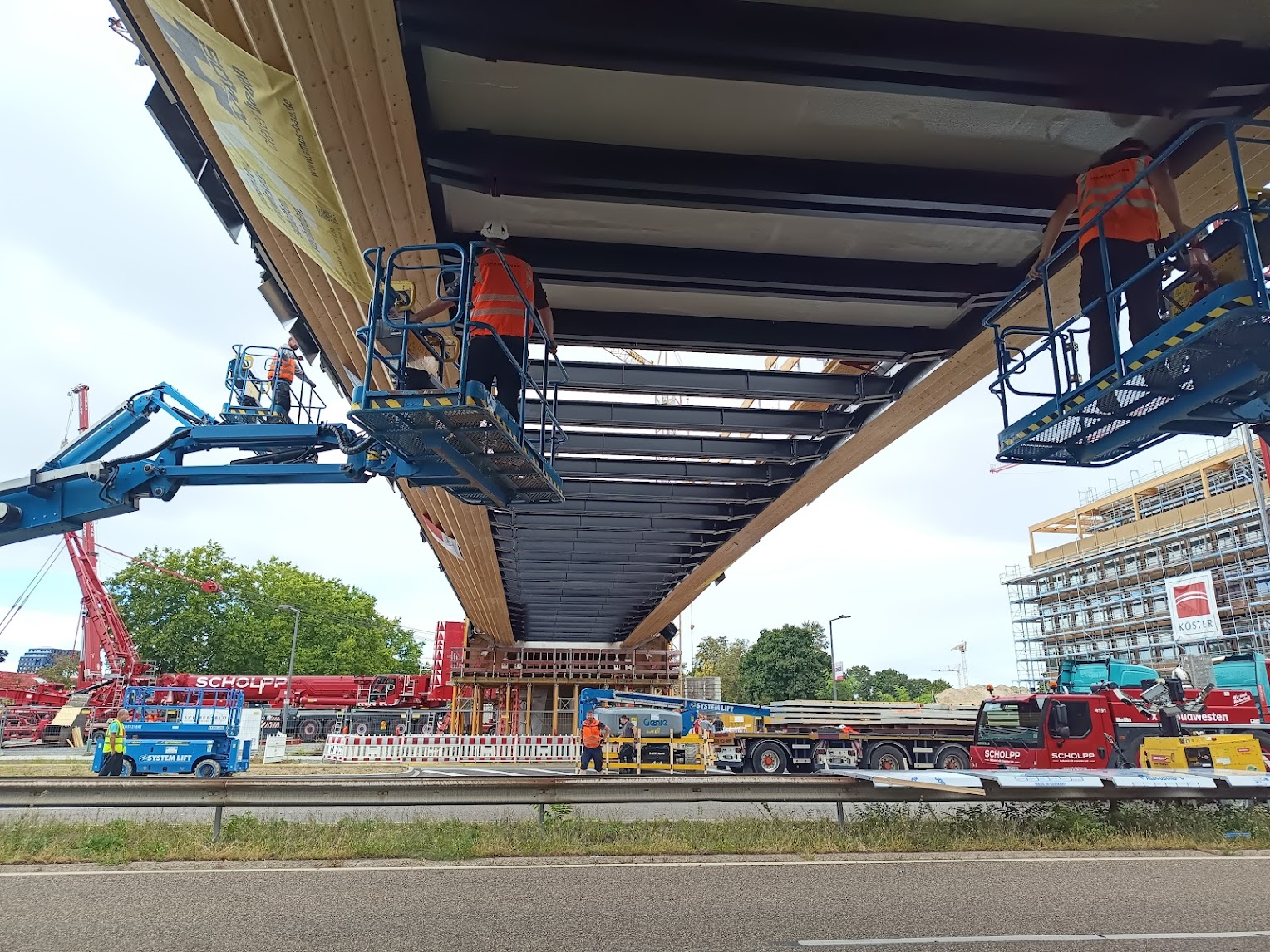 Mannheim: FRANKLIN Steg eingehoben – längste integrale Holzbrücke der Welt wächst über der B38