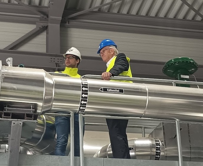 Mannheim: „Ministerpräsident Kretschmann lobt Mannheims neue MVV-Flusswärmepumpe, warnt aber vor Nachteilen für Kunden bei der Freiwilligkeit des Angebots.“