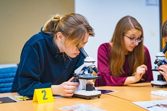 Mannheim-Oststadt: Schulklassen am KFG gehen mit COACHING4FUTURE auf „Verbrecherjagd“