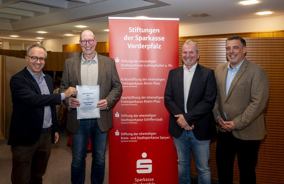 (v.l.n.r): Oliver Kolb, Vorstandsvorsitzender der Sparkassenstiftung, Uwe Grajewski stellvertretend für die Wingertfreunde Otterstadt e. V., Ortsbürgermeister von Otterstadt Theo Böhm und Kuratoriumsvorsitzender Volker Knörr