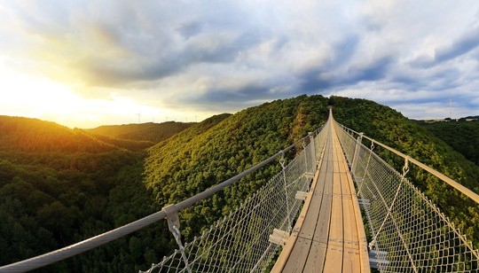 Das Bild zeigt die Geierlay im Hunsrück in Rheinland-Pfalz, eine der schönsten Hängeseilbrücken Deutschlands. Bildrechte: Jan Malburg/Adobe Stock zur Verwendung mit dieser Meldung 