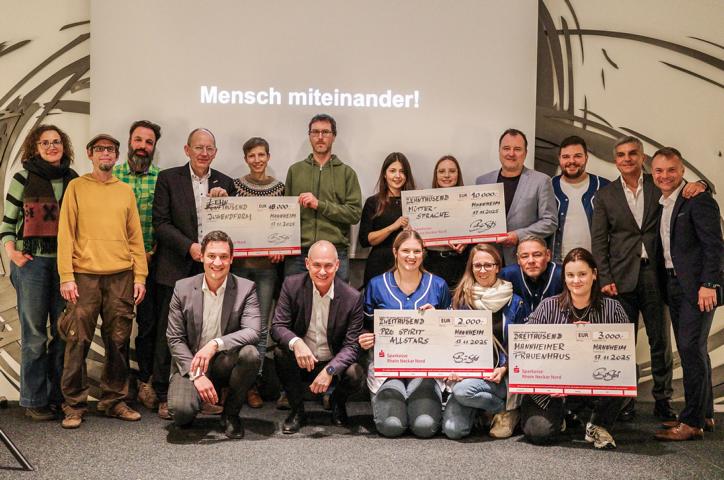 Preisträgerinnen und Preisträger der vergangenen Wettbewerbsrunde, in der das Fördergeld für Platz zwei spontan verdoppelt wurde, mit Vertreterinnen und Vertretern der Mannheimer Bürgerstiftung.