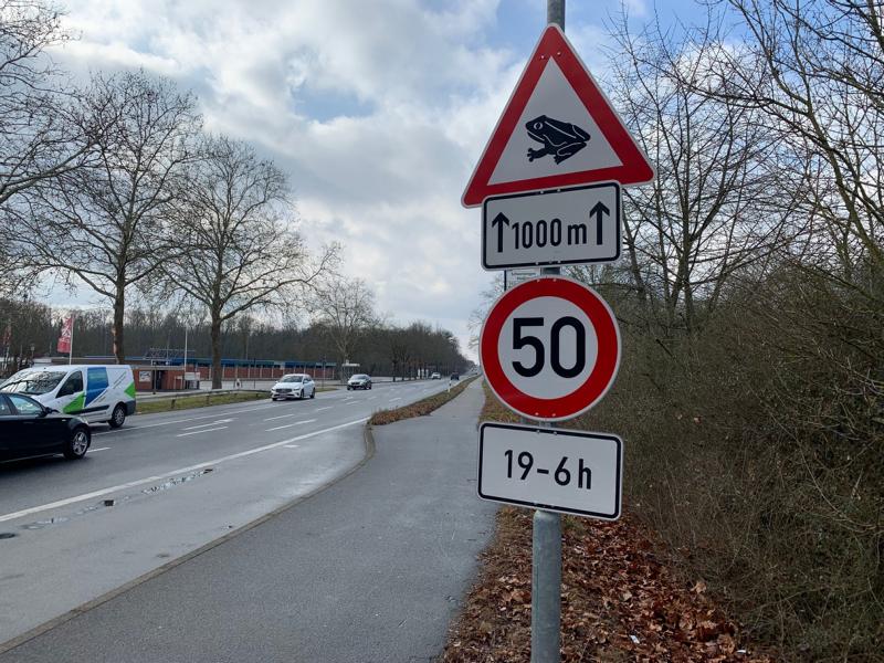 Das Amt für Straßen- und Radwegebau hat bereits damit begonnen, die erforderlichen Verkehrszeichen aufzustellen. Das Landratsamt dankt allen ehrenamtlichen Amphibienschützerinnen und Amphibienschützern für ihr Engagement und bittet die Bevölkerung, sie durch rücksichtsvolles Fahrverhalten zu unterstützen.