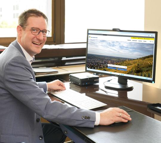 Landrat Manuel Just freut sich über den neuen Webauftritt des Kreises