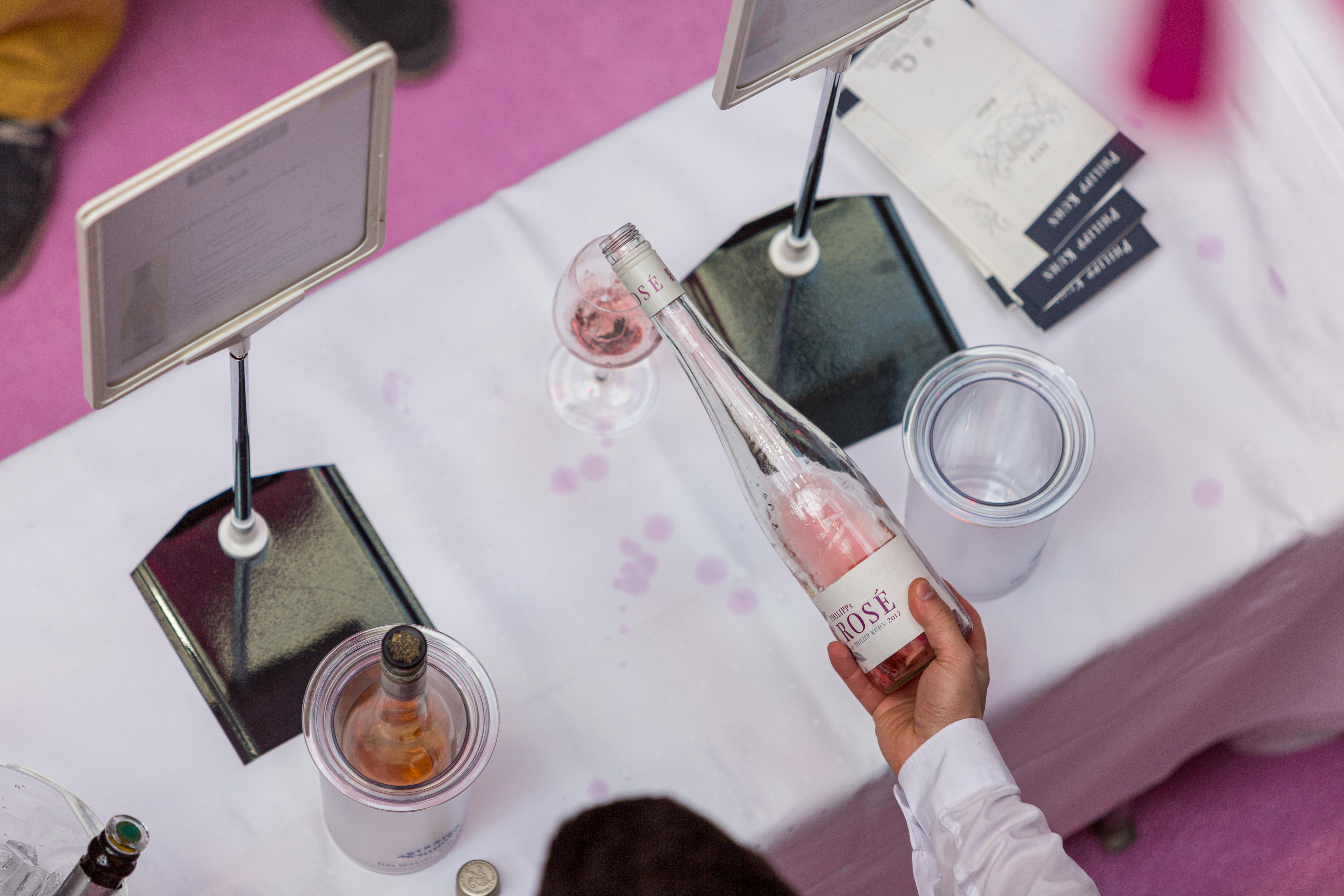 Neustadt: „Rosa Leuchten im Glas“ – Wein-Event bringt Frühlingsgenuss in die Altstadt