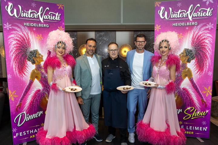 WinterVariete_2026-2027: v.l.n.r.: Riadh Bourkhis, Christian Adam, Florian Keutel und Vegas Showgirls | Copyright: Cheezy.foto