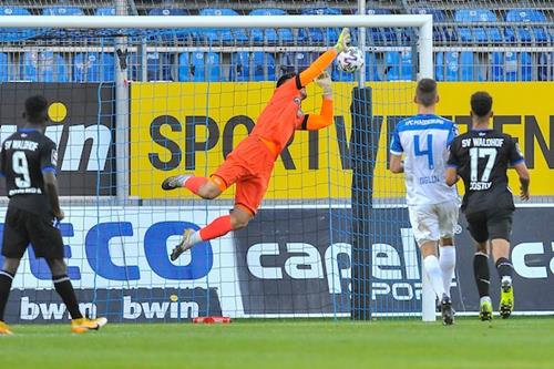 (Foto: PIX/M.Ruffler) Der Schlusspunkt - Hofrath, nicht im Bild, trifft zum 5:2 311020 513475 Copy