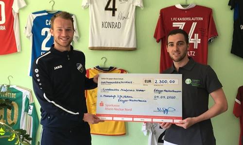 (Foto: DJK/Fortuna) Niklas Groß, von der 1. Mannschaft, überreicht Timo Wamser den Spendenscheck 91826909 2862397767173297 5577733440150700032 o Copy