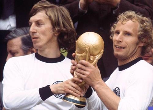 Jürgen Grabowski, links, mit Berti Vogts, nach dem Finale der WM 1974 976x549 Copy
