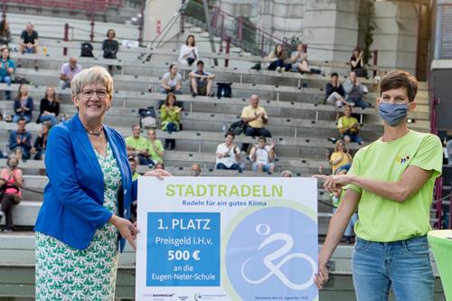 (Foto: Stadt Mannheim/D.Böhm) Bürgermeisterin Felicitas Kubala, links, übergibt den Preis an die Eugen-Neter-Schule Abschluss Stadtradeln Copy