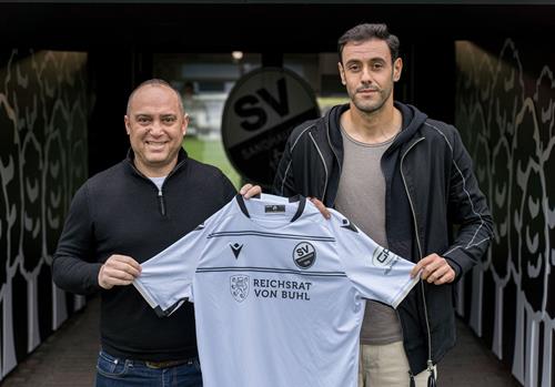 (Foto: SVS) Hamadi Al Ghaddioui, rechts, mit SVS-Sportchef Mikayil Kabaca AlGha