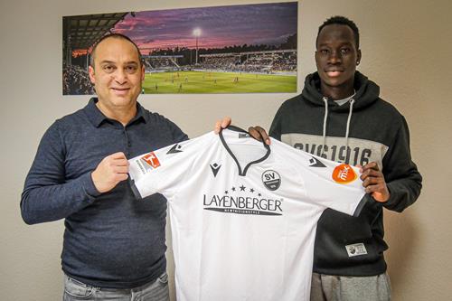 (Foto: SVS) Alou Kuol, rechts, mit Sandhausens Sportchef Mikayil Kabaca Alou Kuol Copy