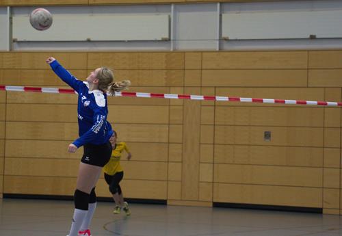 (Foto: Neuberth) Anna Bondza im Angriff Anna Bondza Copy