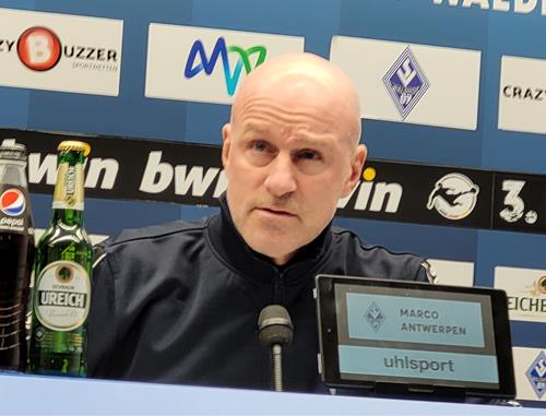(Foto: SpoWo/MJ) Waldhof-Trainer Marco Antwerpen vor dem Spiel in Freiburg Antw1