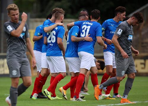 (Foto: Ed. Nohe) Die Rasenspieler feiern den Sieg über Astoria Walldorf Astoria Walldorf 16 Copy
