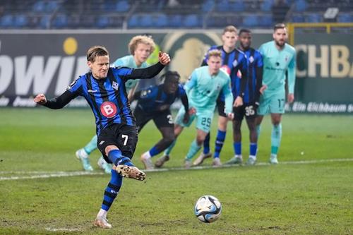 (Foto: PIX/M.Ruffler) Bentley Baxter Bahn verwandelt den Elfmeter zum 1:0, Bahn Elfmeter