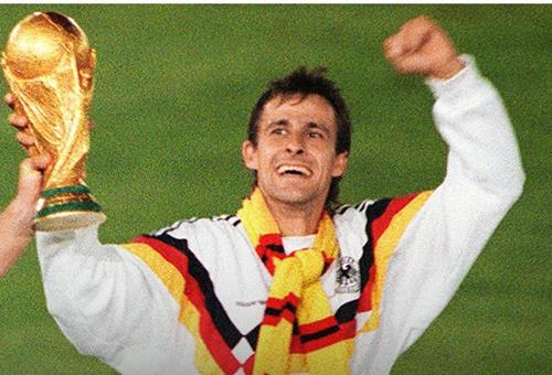 Pierre Littbarski, 1990 nach dem WM-Finale mit dem Pokal CCslL3dVEAAJaNe Copy