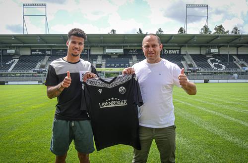(Foto: SVS) Sportchef Mikayil Kabaca, rechts, präsentiert Neuzugan Chima Okoroji Chima Okoroji ist der zehnte Neuzugang des SV Sandhausen Copy