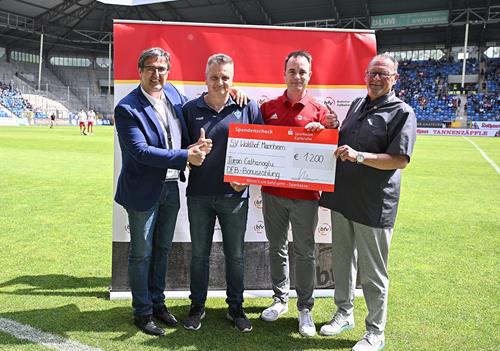 (Foto: GES/bfv) v.l., bfv-Vize Rüdiger Heiß, Matthias Findeisen, Sebastian Schmid, Horst Seyfferle DFB Bonuszahlung 1 Copy