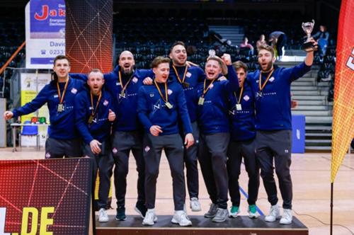 (Foto: kau) Die Käfertaler Faustballer feiern den 3. Platz DM Käfertal