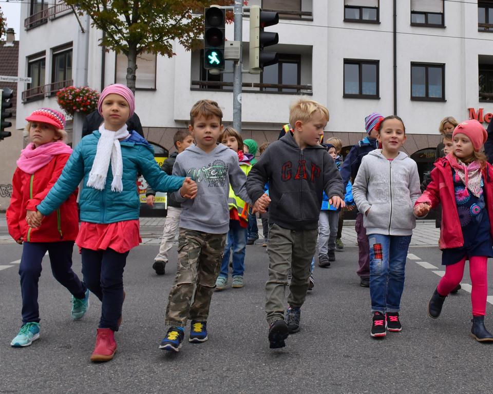K1024 pd 16 12 01 zu fuss zur schule by dorn