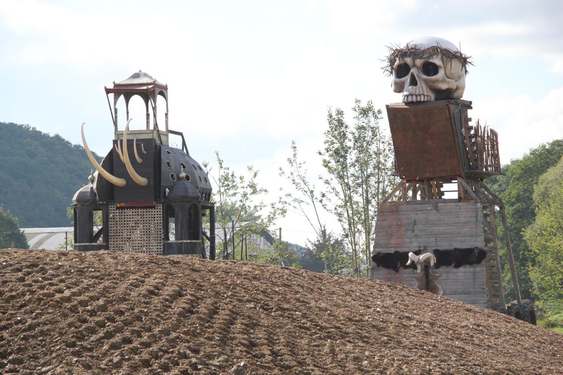 K1024 Haben ihre neue Heimat gefunden die War Towers aus der Inszenierung 2015Uli Pohl