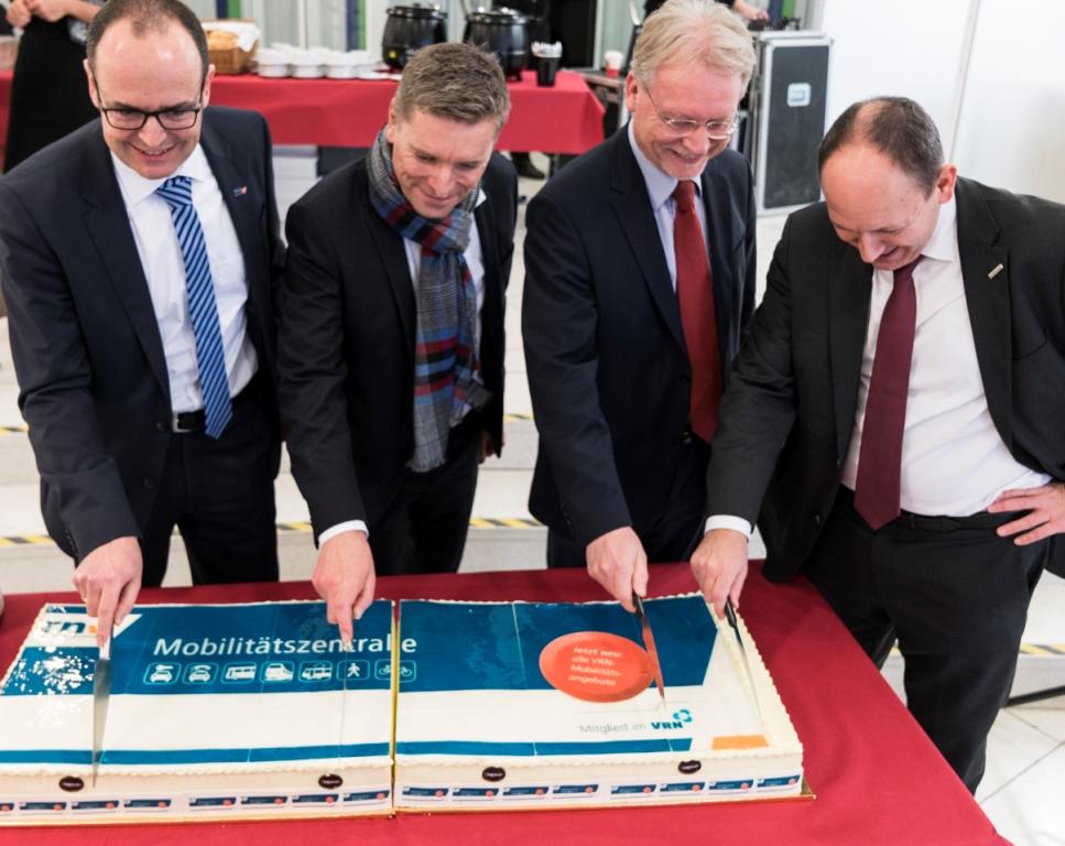 K1024 VRN Mobilitaetszentrale Mannheim Kuchenanschnitt21 12 2016